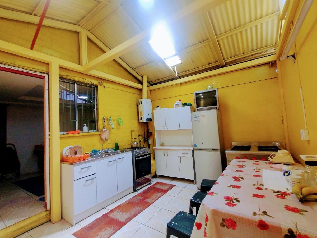 Апартаменти Backpackers House - Near The Airport Сантьяго Екстер'єр фото